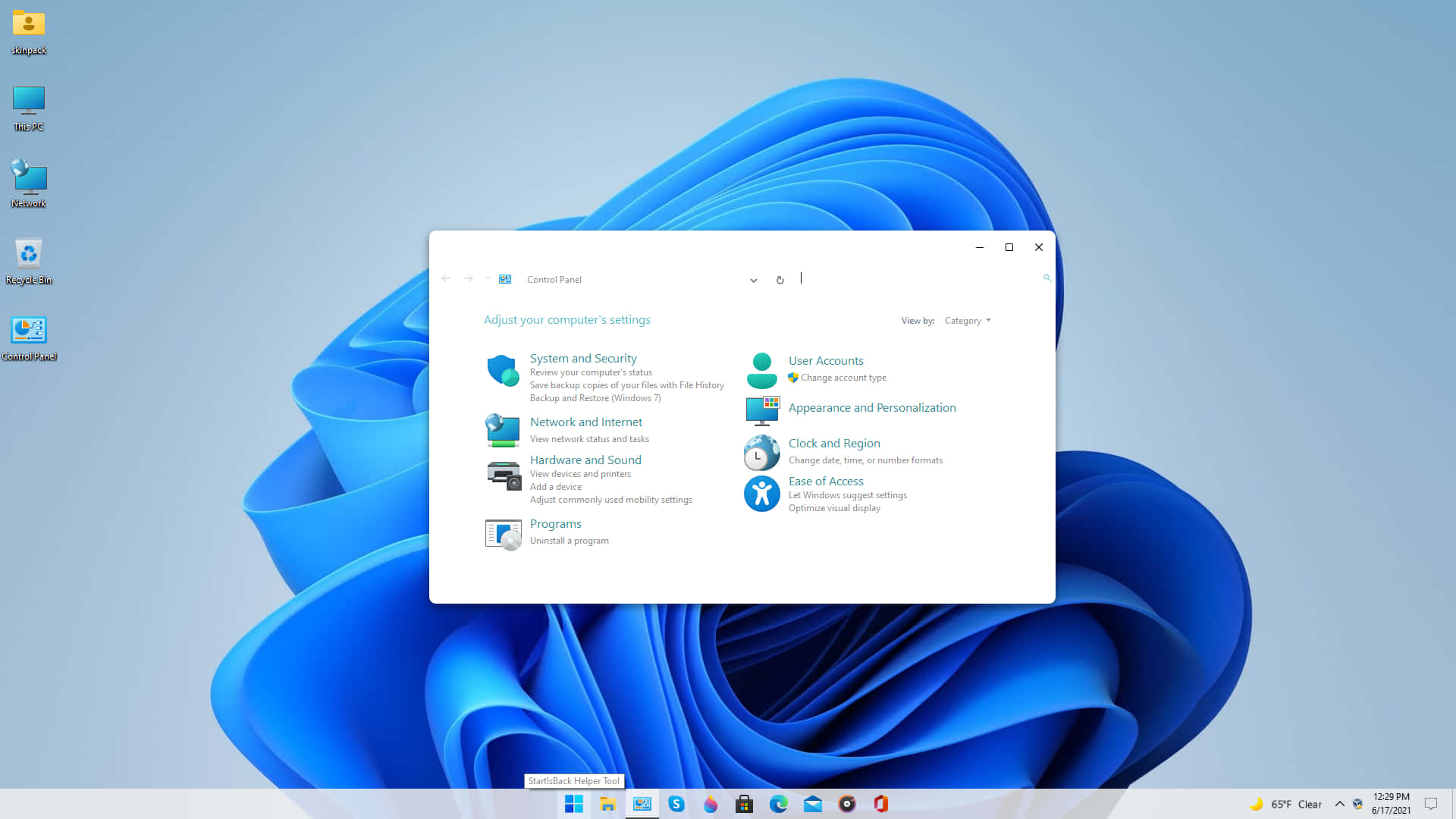 Windows 7 桌布 壁紙 — Windows 11 桌面，帶有藍色抽象波浪桌布和開啟的控制台視窗。