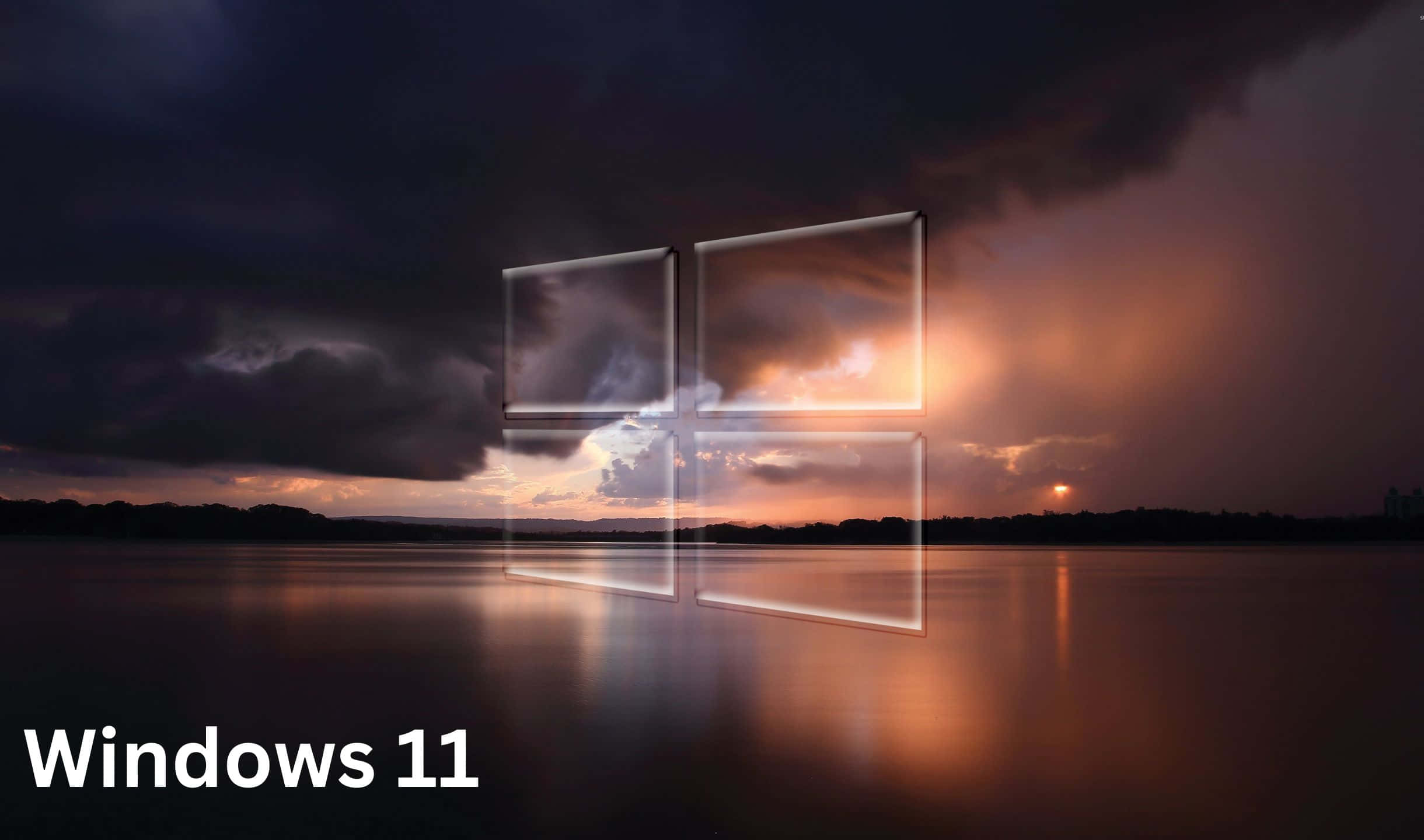 Windows 11 桌布 壁紙 — Windows 11 標誌漂浮在暴風雨日落之上，映照在平靜的水面上，帶有烏雲和橙色光芒。
