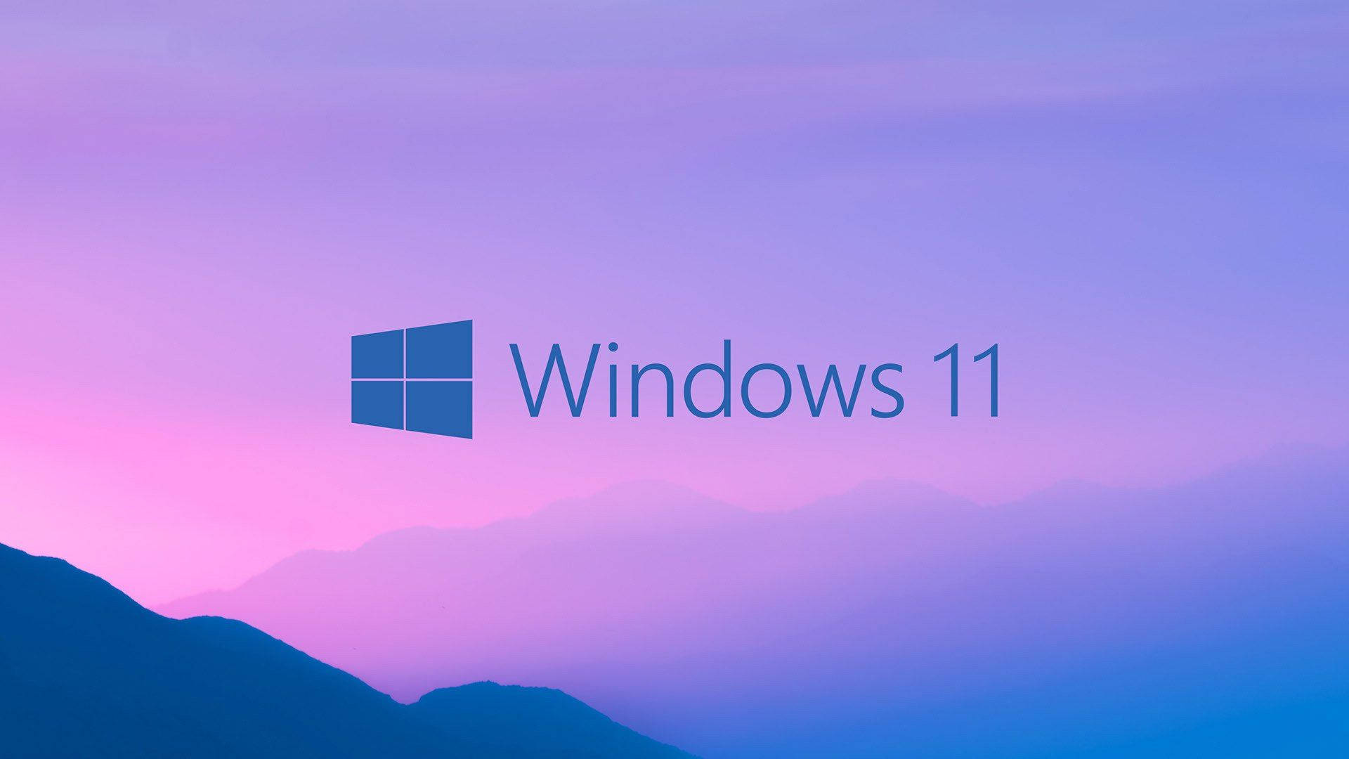 Windows 11 桌布 壁紙 — Windows 11 標誌漂浮在霧氣繚繞的山巒之上，背景是夢幻般的粉紫色暮光天空。