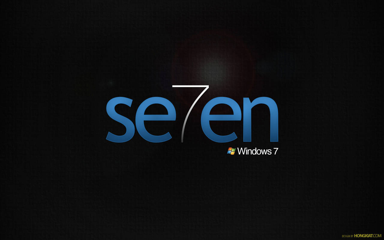 Windows 7 桌布 壁紙 — Windows 7 標誌在深色紋理背景上發出藍色光芒，帶有微妙的鏡頭光暈。