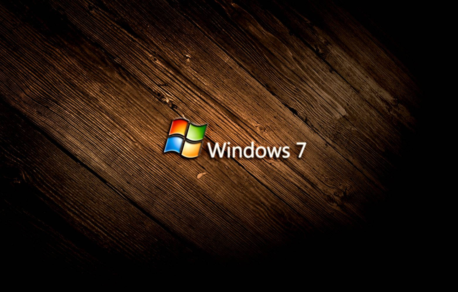 Windows 7 桌布 壁紙 — Windows 7 標誌在深色鄉村風格木質表面上柔和發光，可見木紋和節疤。