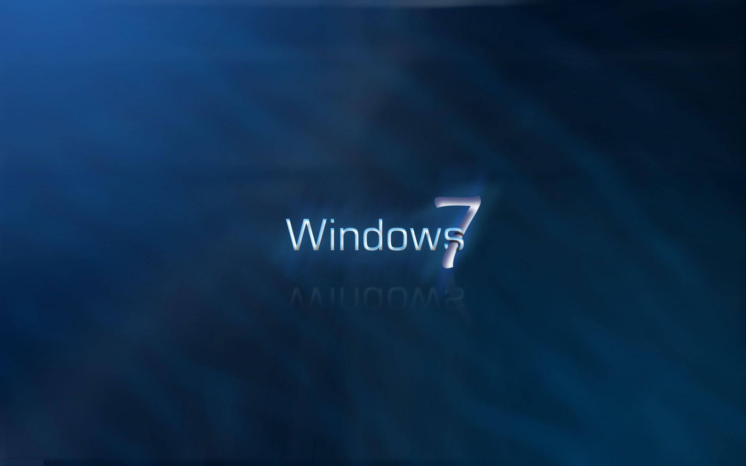 Windows 7 桌布 壁紙 — Windows 7 標誌在深藍色抽象背景上柔和發光，帶有微妙的光線。