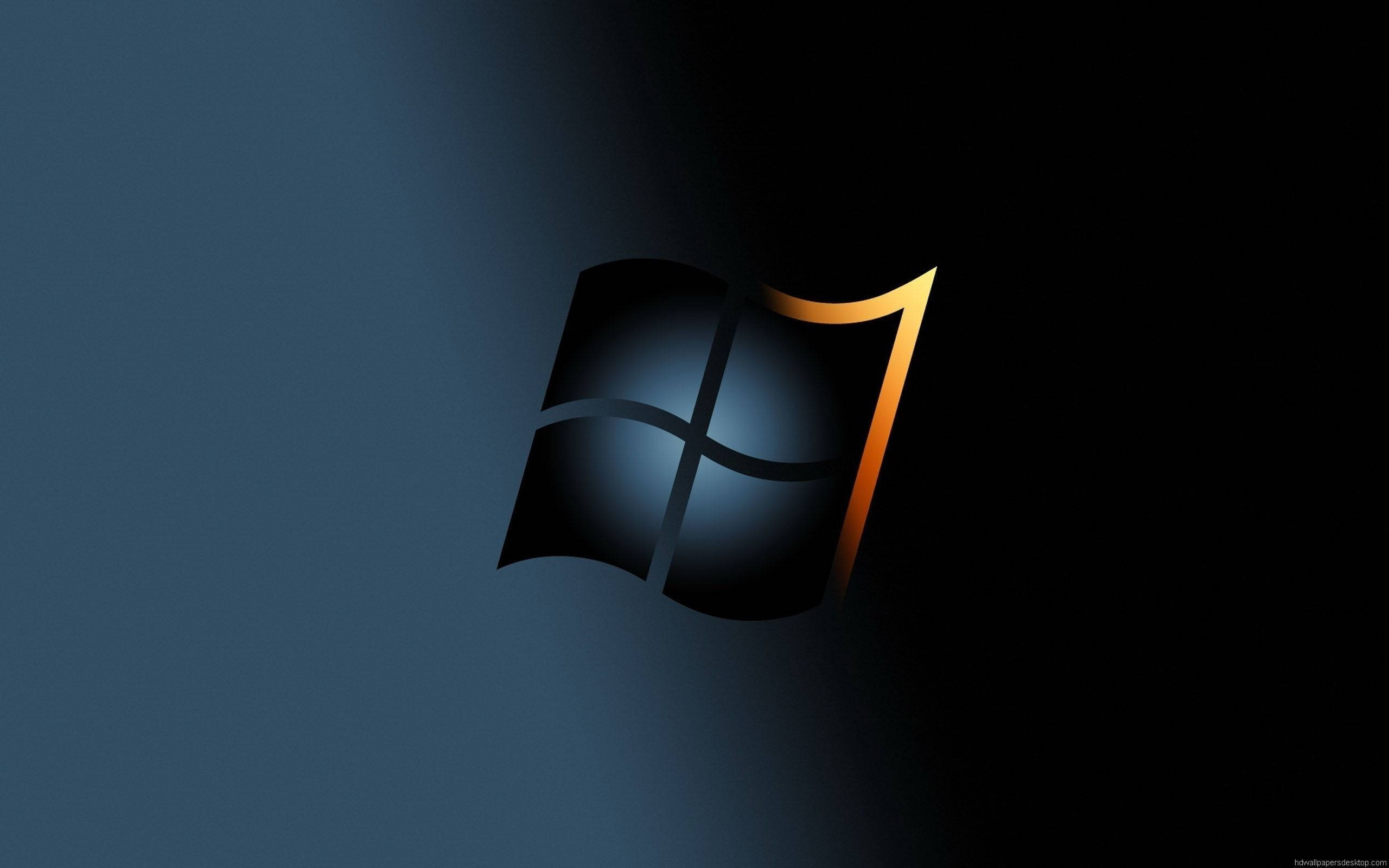 Windows 11 Logo 桌布 壁紙 — Windows 7 標誌在深藍色漸變背景上閃耀著金色邊緣。