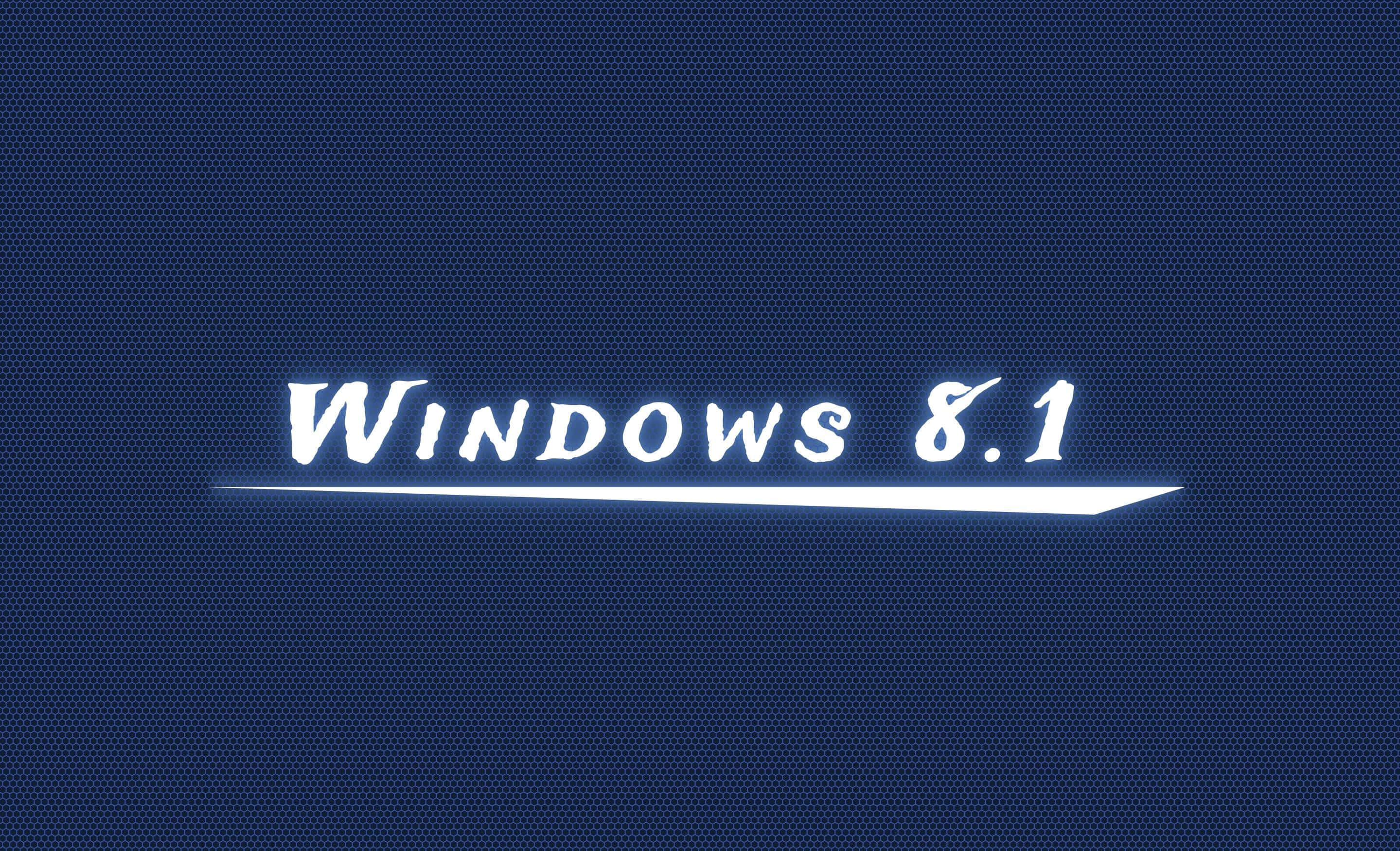 Windows Computer 桌布 壁紙 — Windows 8.1 標誌在深藍色紋理背景上發出白色光芒，並帶有簡潔的底線。