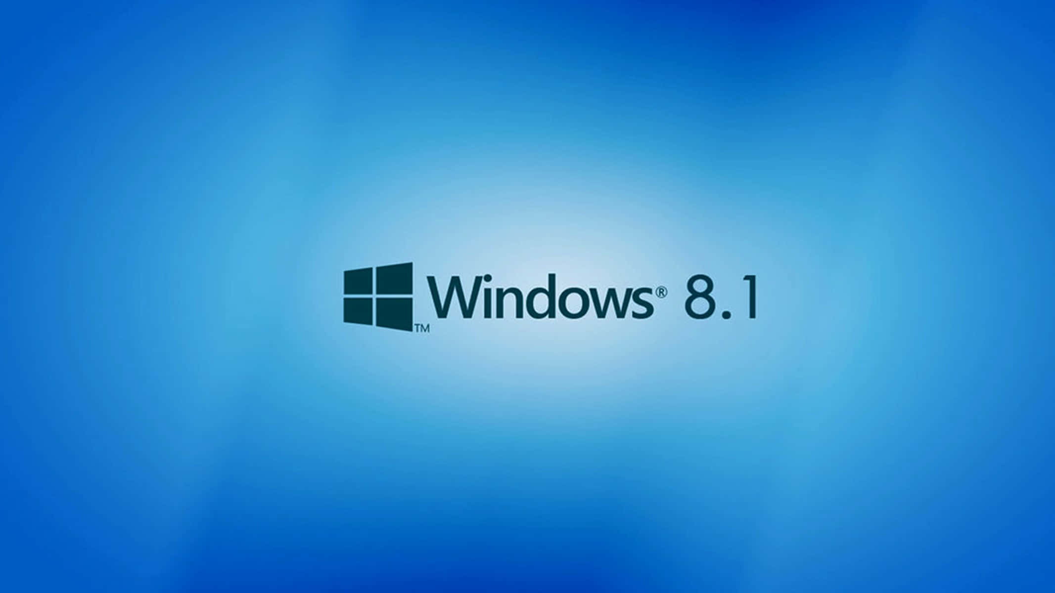 藍色 桌布 壁紙 — Windows 8.1 標誌居中於漸層藍色背景上，背後散發出柔和的光線。