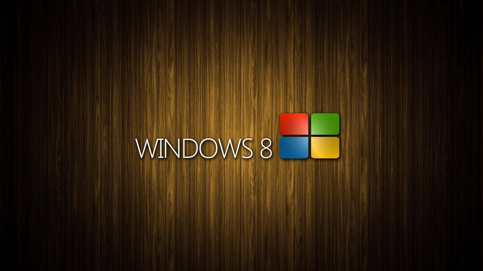 木紋 桌布 壁紙 — Windows 8 標誌，彩色方塊居中，置於帶有溫暖照明的深色木紋背景上。