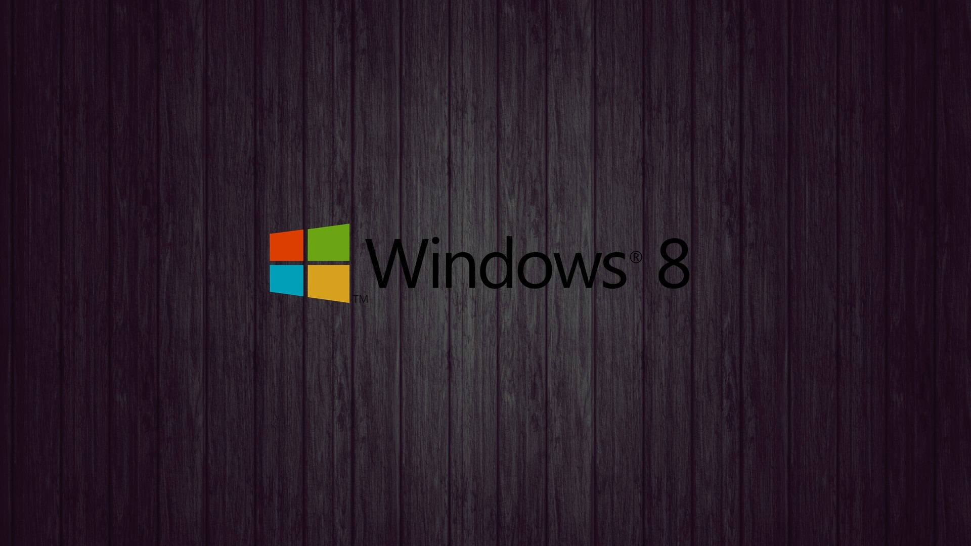 木紋 桌布 壁紙 — Windows 8 標誌以彩色方塊居中於深色木板上。