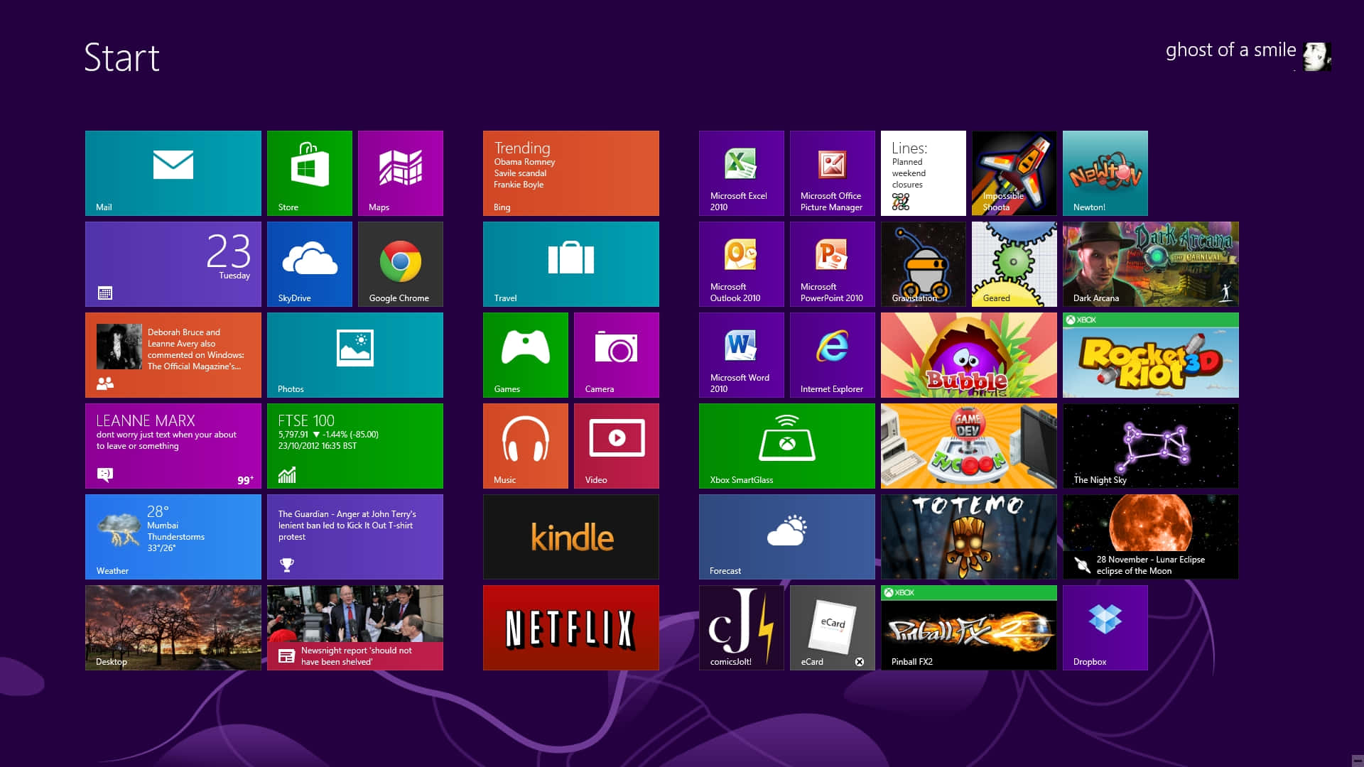 Windows Computer 桌布 壁紙 — Windows 8 開始畫面，帶有彩色動態磚，顯示應用程式、天氣、新聞和遊戲，背景為紫色。