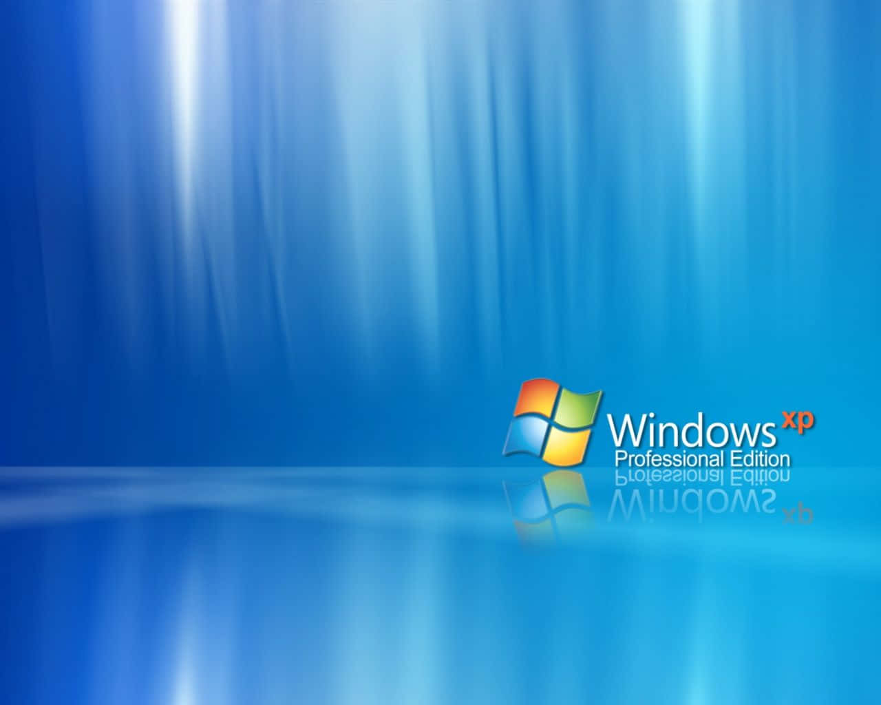  壁紙 — Windows XP Professional Edition 標誌漂浮在帶有光線和反射的光澤藍色漸變背景上。