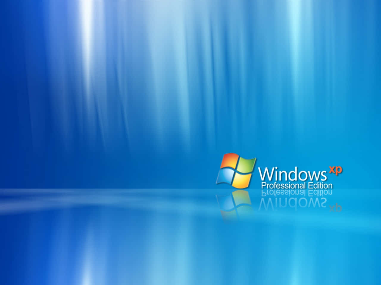 Windows XP 桌布 壁紙 — Windows XP Professional Edition 標誌放置在閃亮的藍色表面上，下方有垂直光線照射。