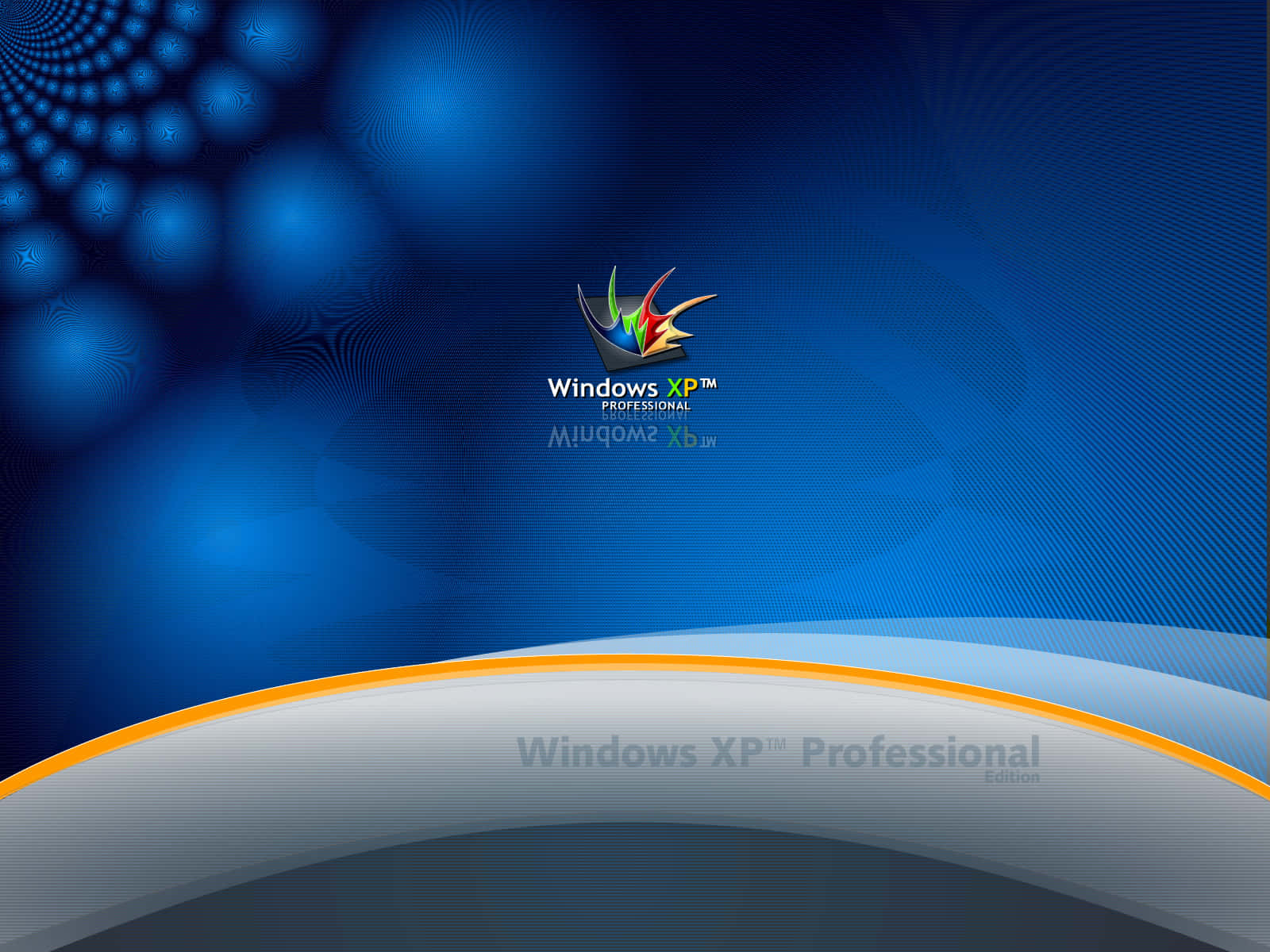 Windows Xp Logo 桌布 壁紙 — Windows XP Professional 標誌居中於藍色抽象背景上，帶有漩渦圖案和彎曲的銀橙色底座。
