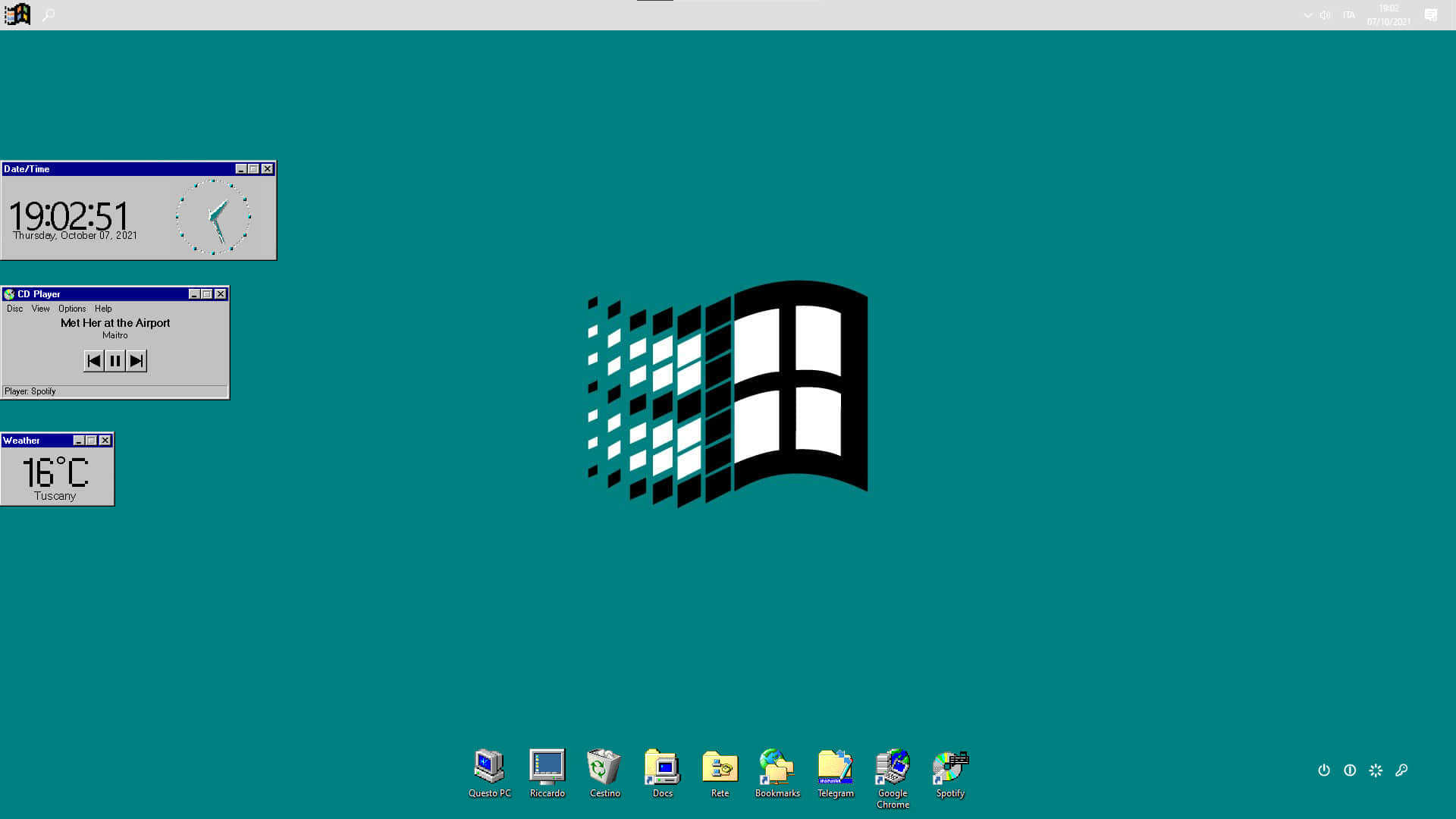 Windows 95 動態圖 桌布 壁紙 — Windows XP 桌面，帶有青綠色背景、標誌性標誌、時鐘、天氣和經典圖標。