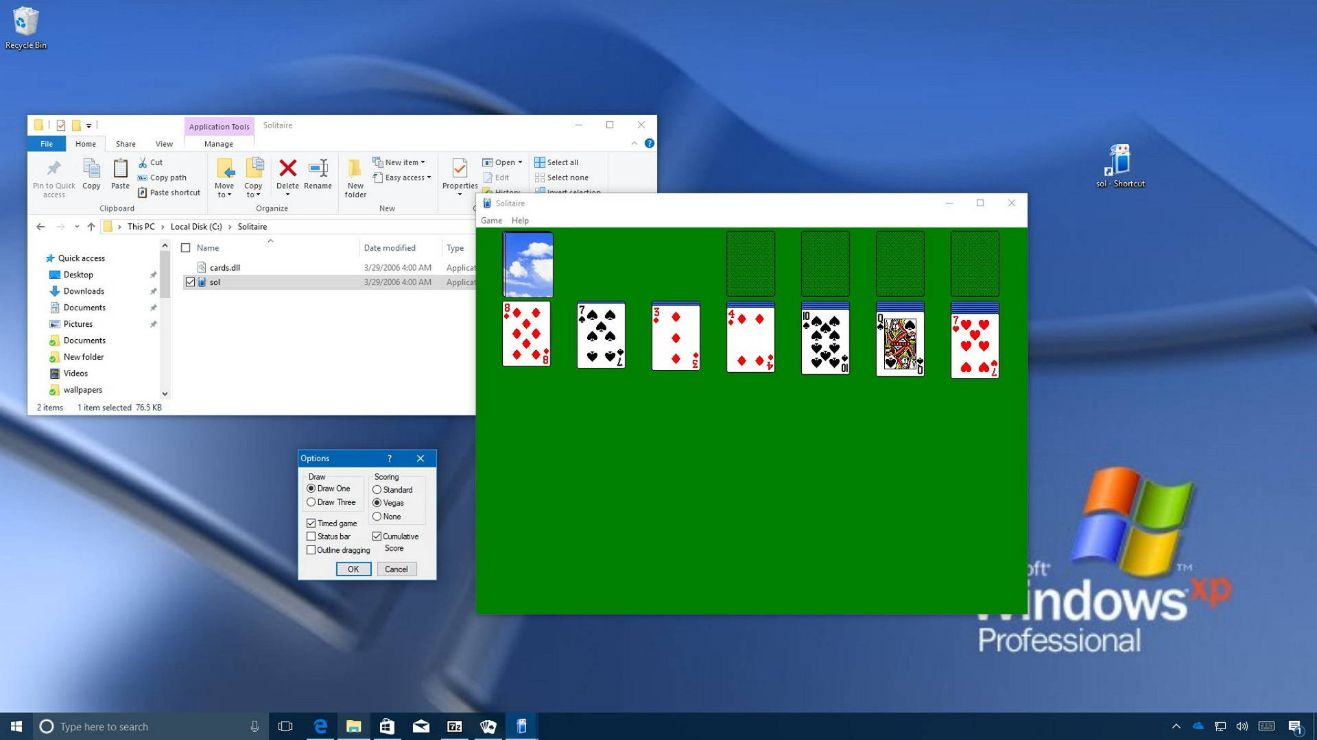 Windows XP 桌面，開啟了接龍遊戲和檔案總管。 — Microsoft 壁紙