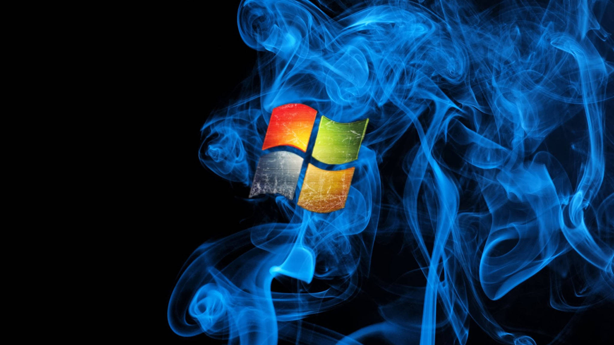 Flame 桌布 壁紙 — Windows 標誌從旋轉的藍色煙霧中浮現，背景為黑色且帶有粗糙質感。