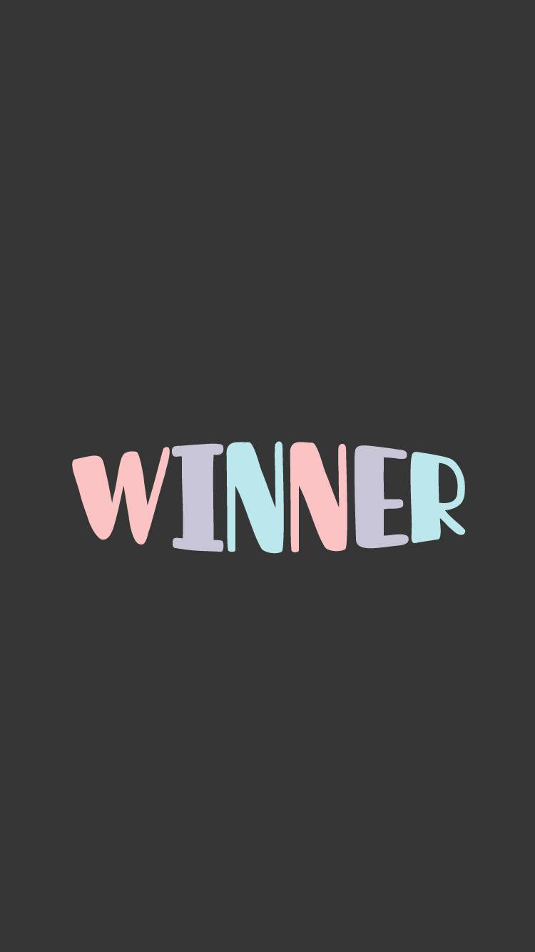 Winner 桌布 壁紙 — 「winner」一詞以粉彩粉紅色和藍色字母居中顯示在深灰色背景上。