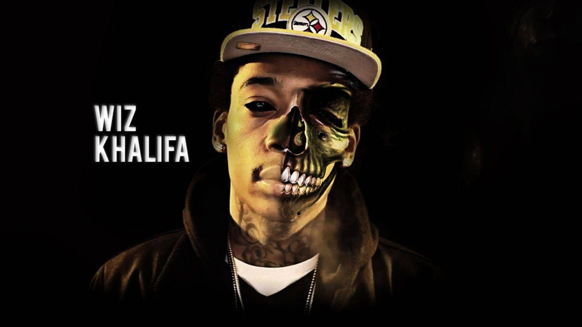 wiz khalifa 桌布 壁紙 — Wiz Khalifa 戴著匹茲堡鋼人隊的帽子，半邊臉是骷髏，背景為深色。