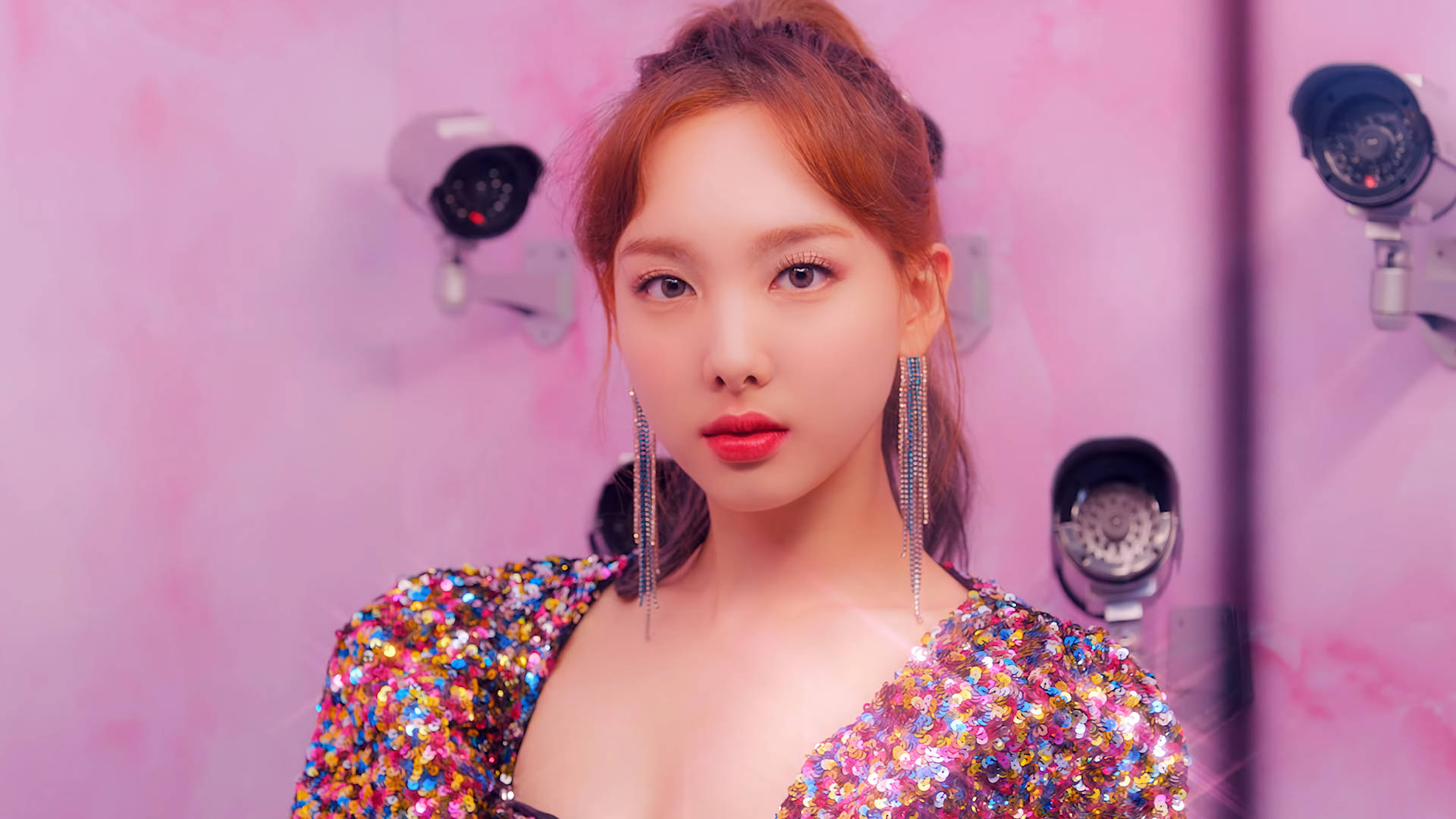 身穿亮片上衣的女性，背景有安全攝像頭。 — Twice 壁紙