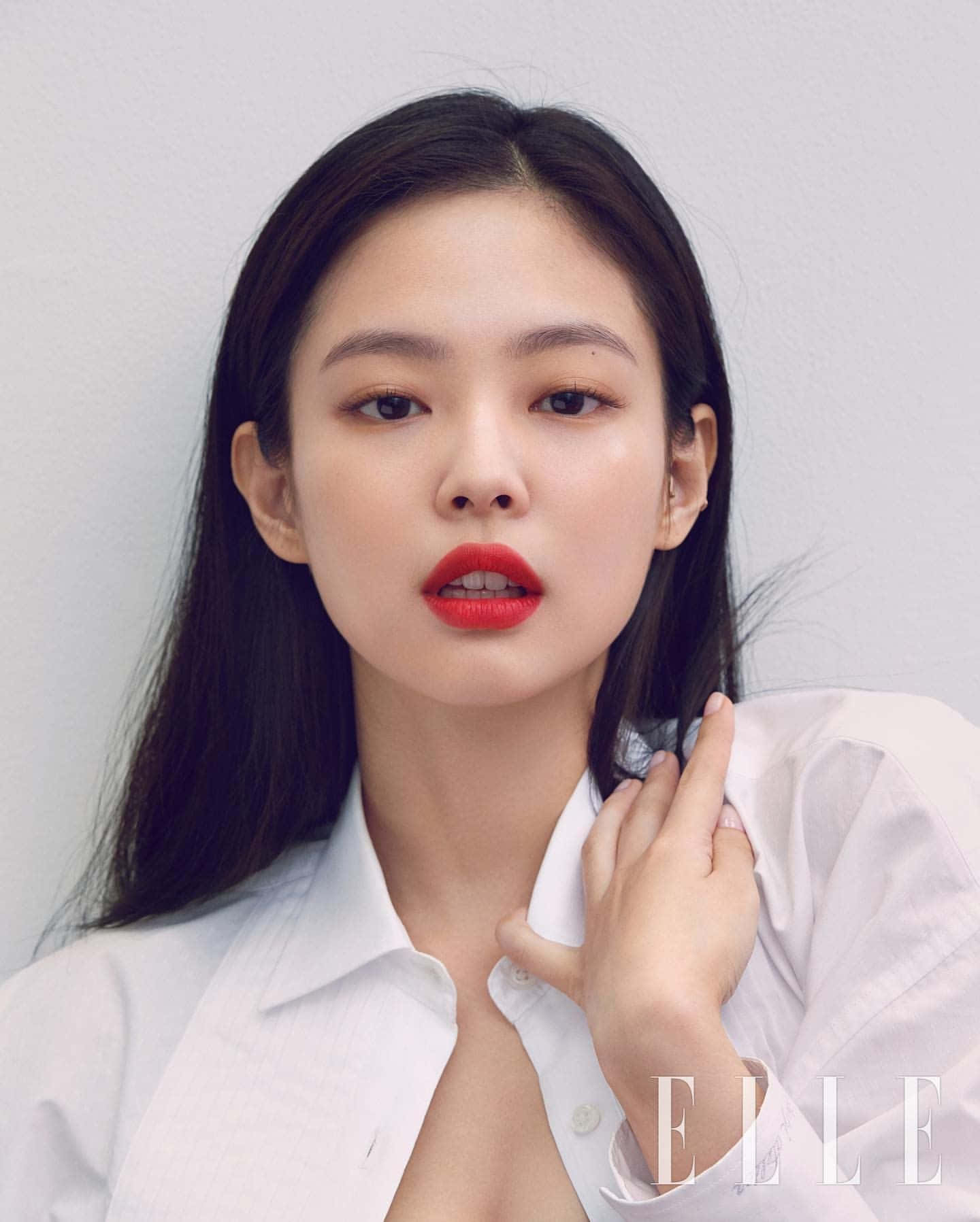 深色頭髮、紅唇的女性穿著白色襯衫的攝影棚肖像。 — Jennie 壁紙