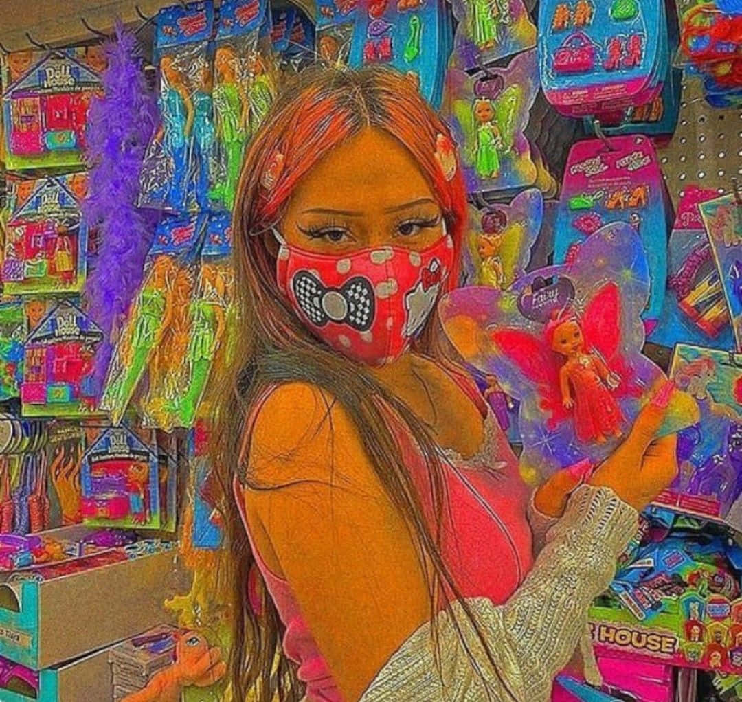  壁紙 — 一位橙色頭髮、戴著圓點口罩的女性，在光線明亮的玩具店通道中抱著一個仙女娃娃。