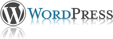 Wordpress Logo 桌布 壁紙 — WordPress 標誌以灰色風格化 'W' 圖示搭配藍色和灰色字體的 'WordPress' 文字，置於黑色背景上。