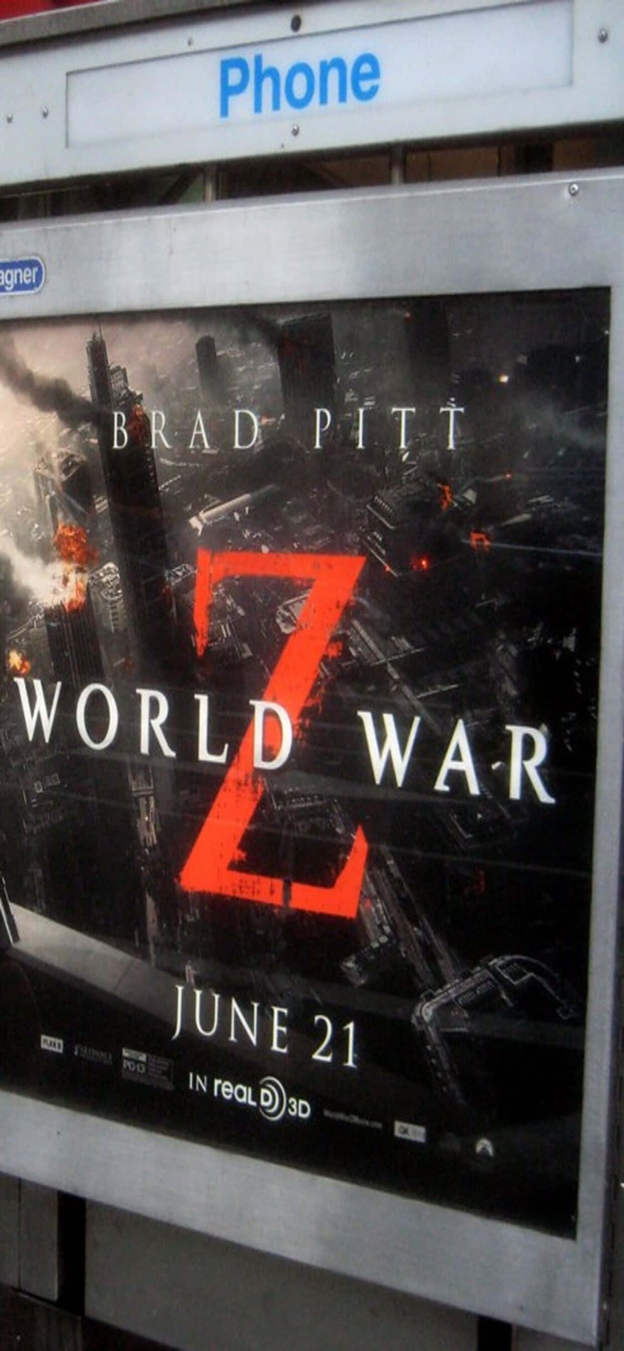 cinema 桌布 壁紙 — 《World War Z》的電影海報，描繪了火熱的殭屍末日城市景觀，並帶有布萊德彼特的名字和上映日期。