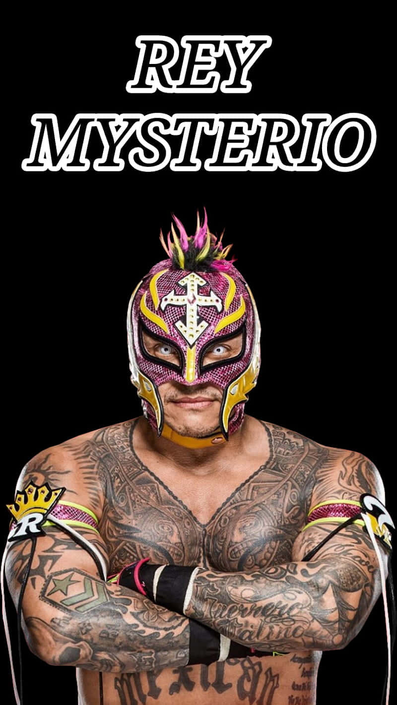  壁紙 — 摔角手Rey Mysterio戴上標誌性面具和紋身，在黑色背景前自信地擺姿勢，他的名字顯示在上方。