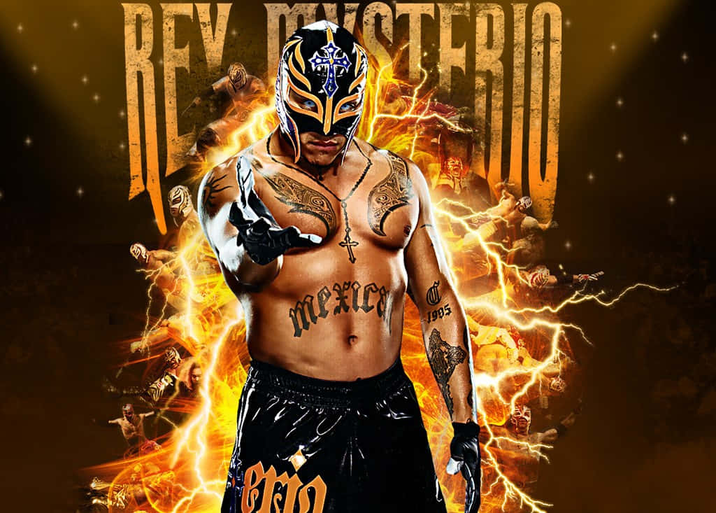  壁紙 — 摔角手 Rey Mysterio 戴著標誌性面具，挑釁地站在熾熱閃電背景前，他的名字刻在上方。