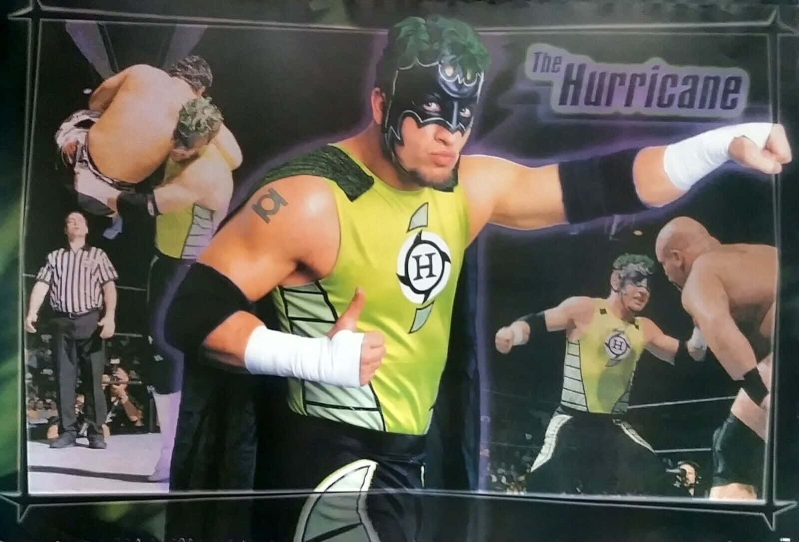 poster 桌布 壁紙 — Wrestler The Hurricane 戴著綠色面具和黃色短褲，在摔角擂台上自信地擺姿勢，背景有動作鏡頭。