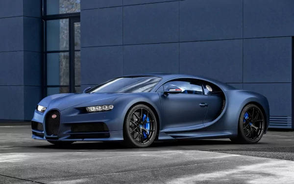 霧面藍色Bugatti Chiron停在一棟現代建築前。 — 4K 壁紙