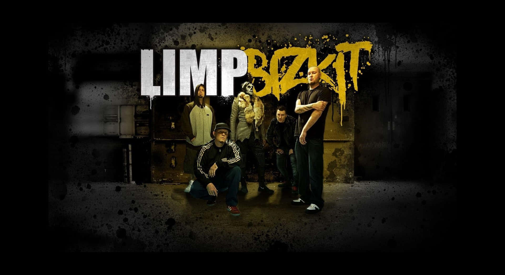  壁紙 — 五名Limp Bizkit樂團成員在一個粗糙的工業環境中擺姿勢，上方有塗鴉風格的樂團名稱。