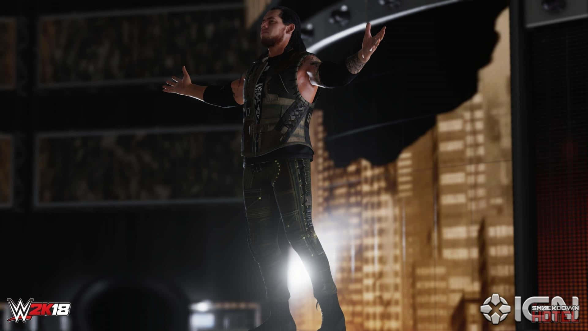 電玩遊戲 桌布 壁紙 — WWE 2K18遊戲中，摔角手張開雙臂，戲劇性地站在有城市天際線背景的燈光舞台上。