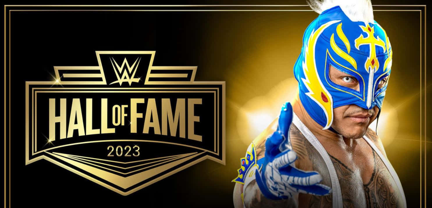  壁紙 — 金色徽章中的WWE Hall of Fame 2023，旁邊是身穿藍黃色自由摔角裝備、戴面具的摔角手豎起大拇指。