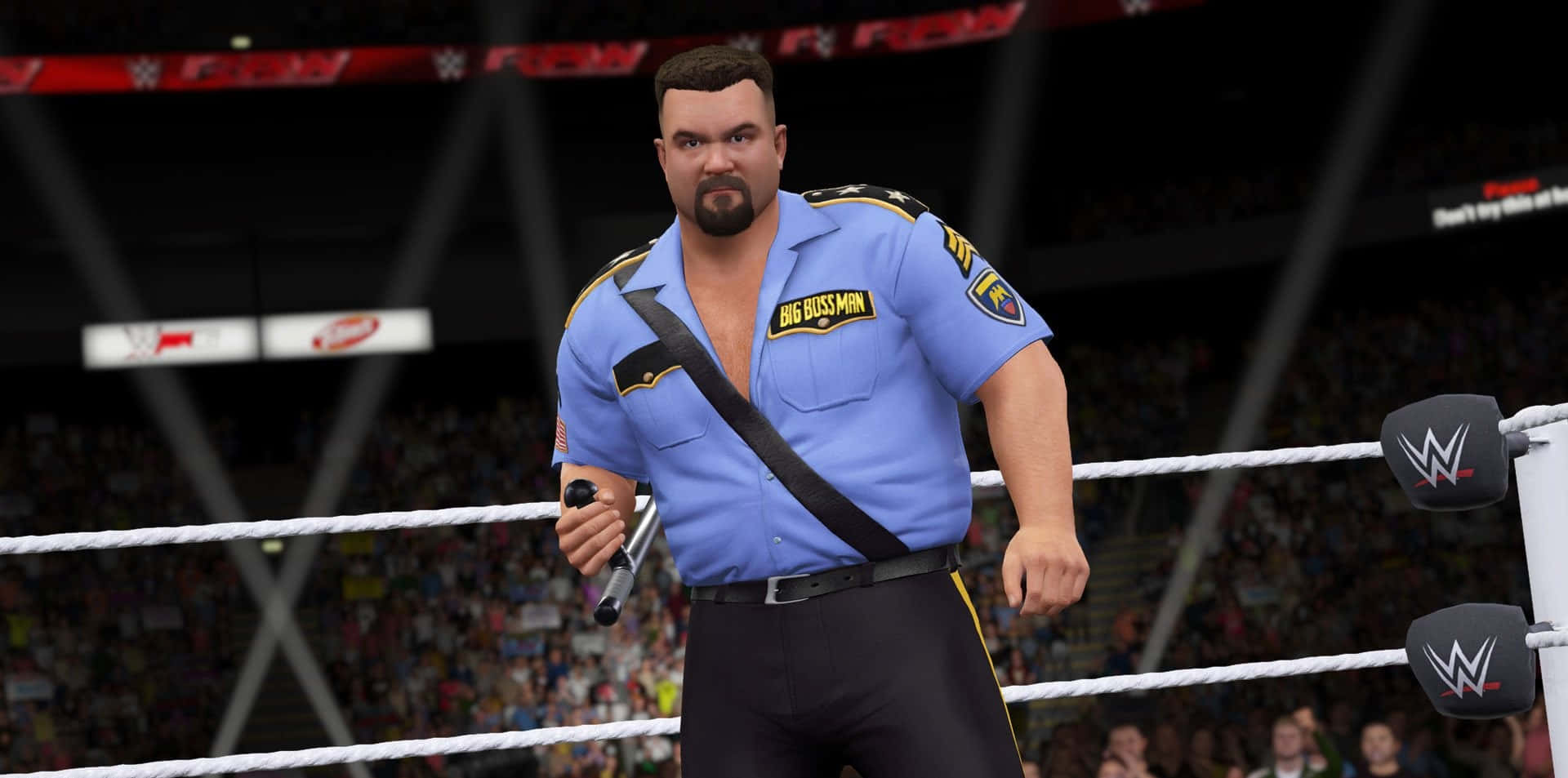  壁紙 — WWE摔角手Big Boss Man身穿警察制服，在場館燈光下站在擂台上手持麥克風。
