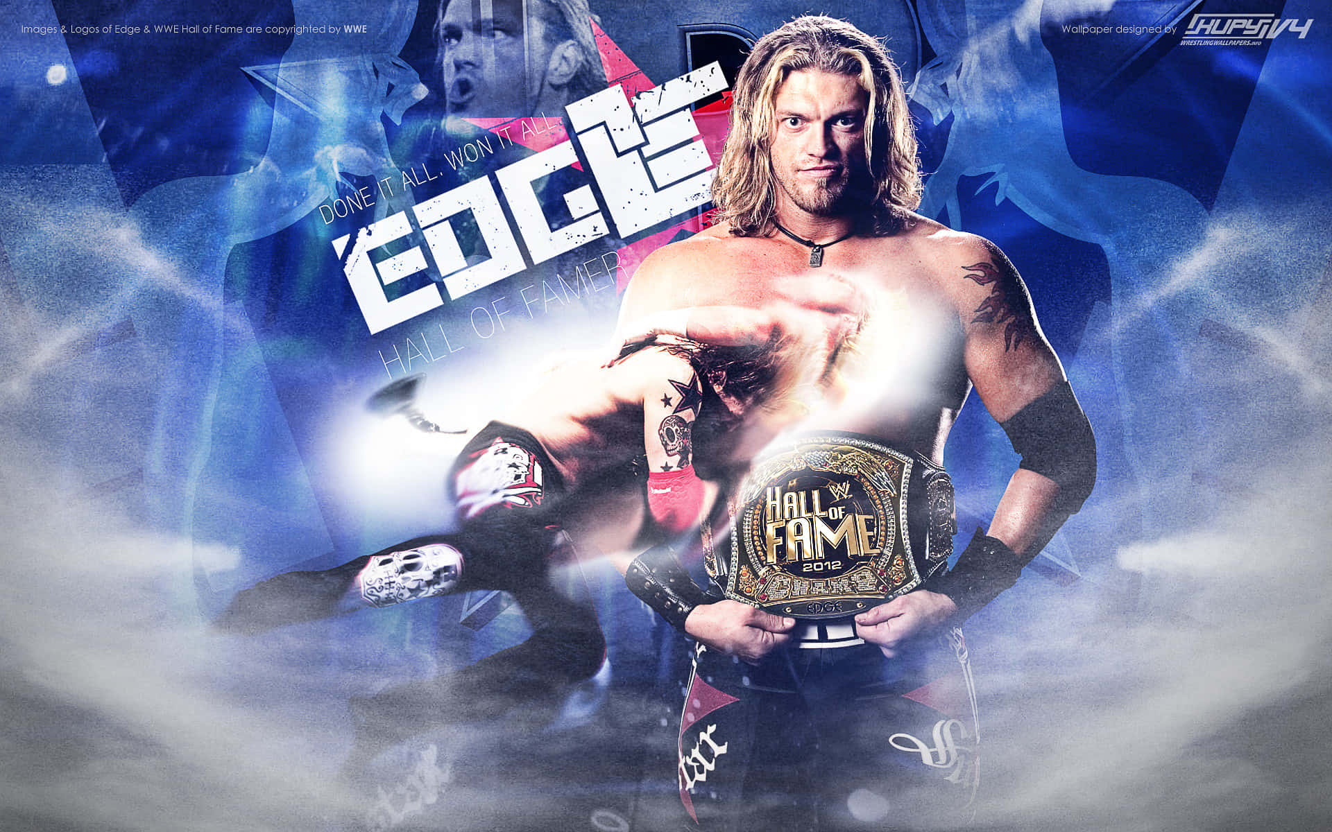 Cool WWE 桌布 壁紙 — WWE 摔角手 Edge 自信地站立，手持他的名人堂冠軍腰帶，背景是動態的藍白煙霧。