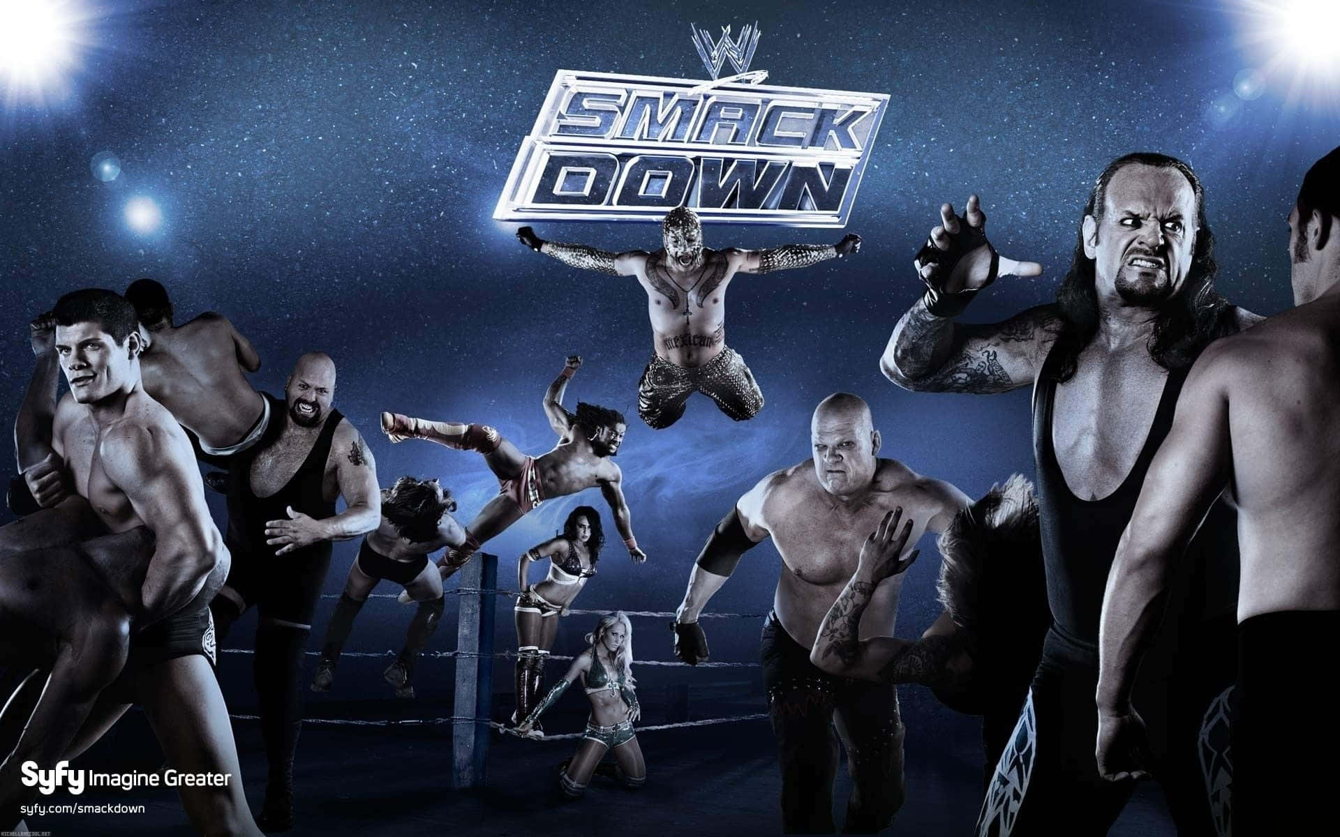 桌布 壁紙 — WWE 摔角手在明亮的聚光燈下，以戲劇性的姿勢圍繞擂台，背景是繁星點點的夜空，SmackDown 標誌漂浮在上方。