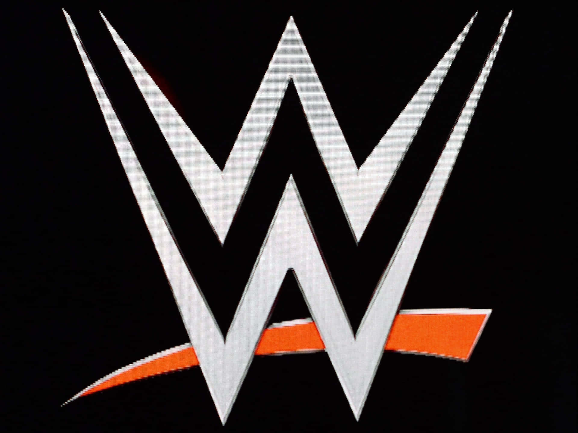 WWE 標誌，白色和橙色，黑色背景 — Valorant Logo 壁紙