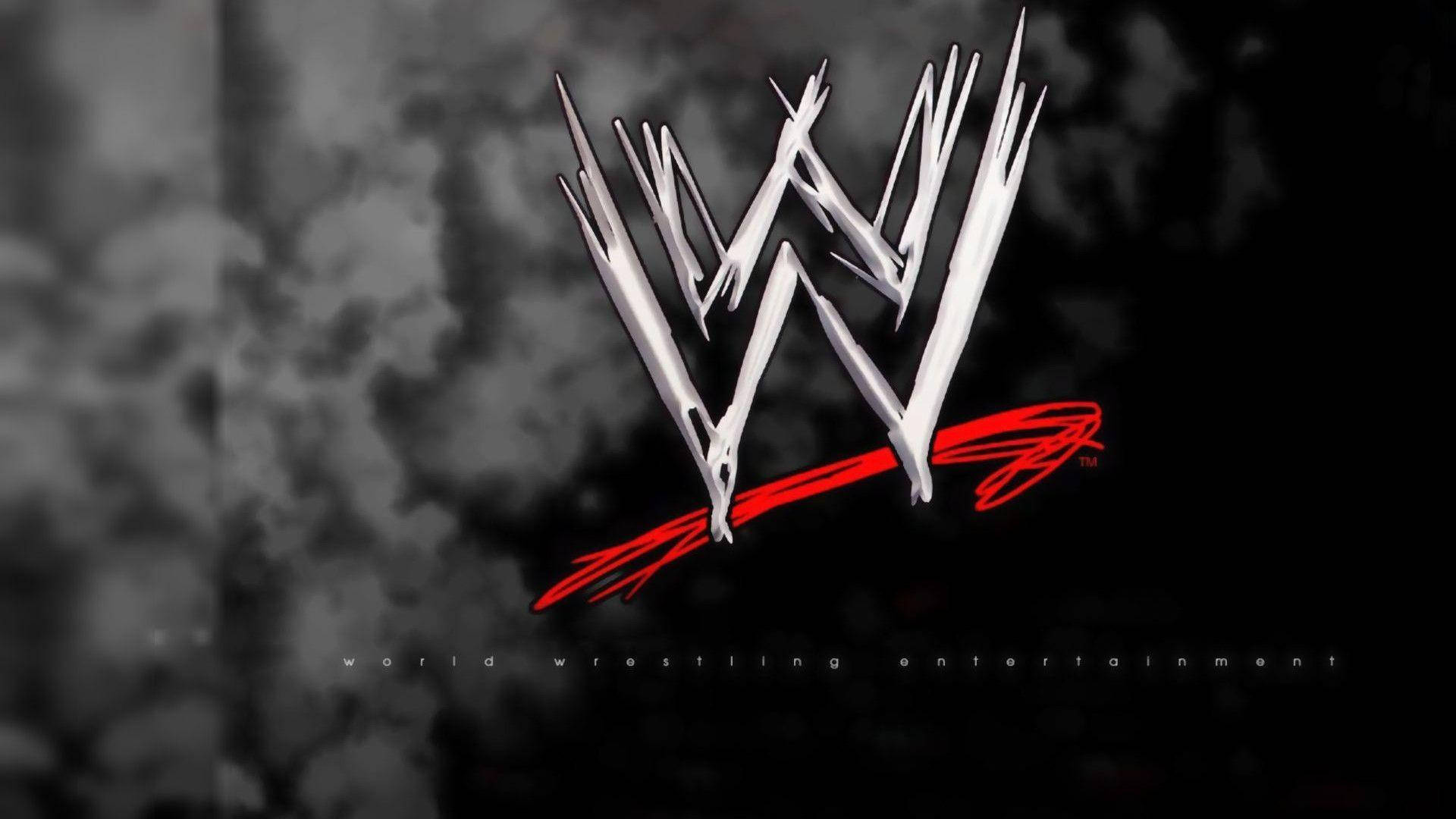 WWE 桌布 壁紙 — WWE 標誌在煙霧瀰漫的黑色背景上，帶有微妙的灰色薄霧，以銳利的白色和鮮明的紅色閃耀。