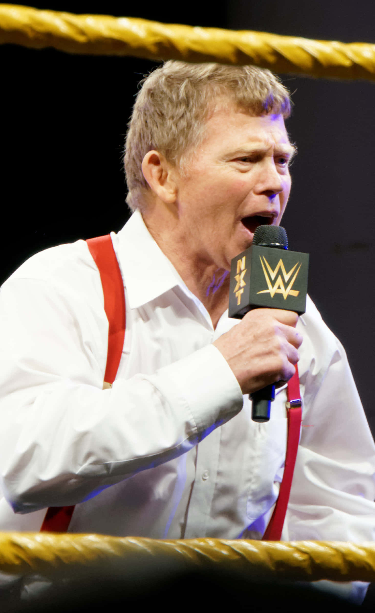 WWE 桌布 壁紙 — WWE 評論員 Vince McMahon 在黃色繩索的摔角擂台內熱情地對著麥克風說話。