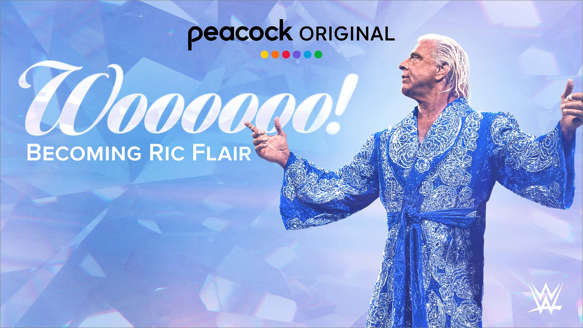 Ric Flair 桌布 壁紙 — WWE傳奇人物Ric Flair身穿藍色圖案長袍，在閃爍的藍色幾何背景和宣傳文字前擺出勝利姿勢。