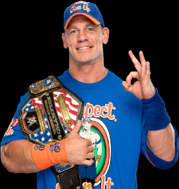 WWE 桌布 壁紙 — WWE冠軍約翰·希南自信地微笑，手持冠軍腰帶並做出OK手勢，背景為黑色。