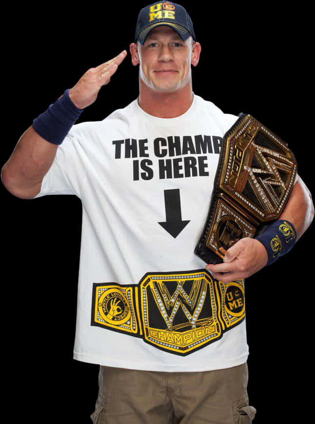 WWE 桌布 壁紙 — WWE冠軍約翰·辛納敬禮，同時手持冠軍腰帶，身穿印有「THE CHAMP IS HERE」並帶有向下箭頭的襯衫。