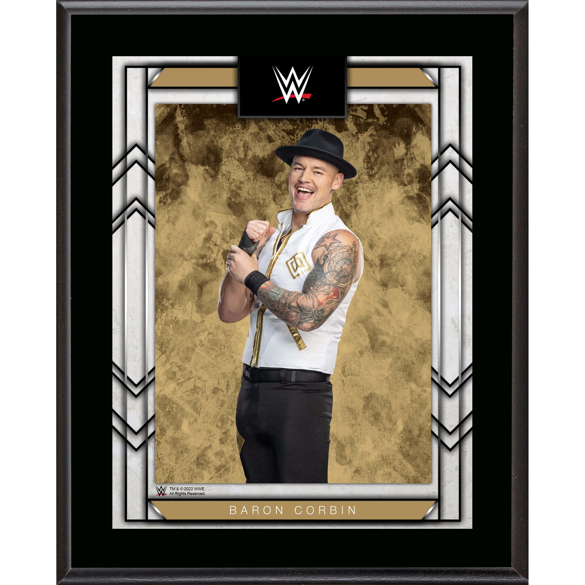 WWE 桌布 壁紙 — WWE摔角手Baron Corbin戴著黑色軟呢帽和白色背心，在帶有紋理的金色背景前自信地擺姿勢。