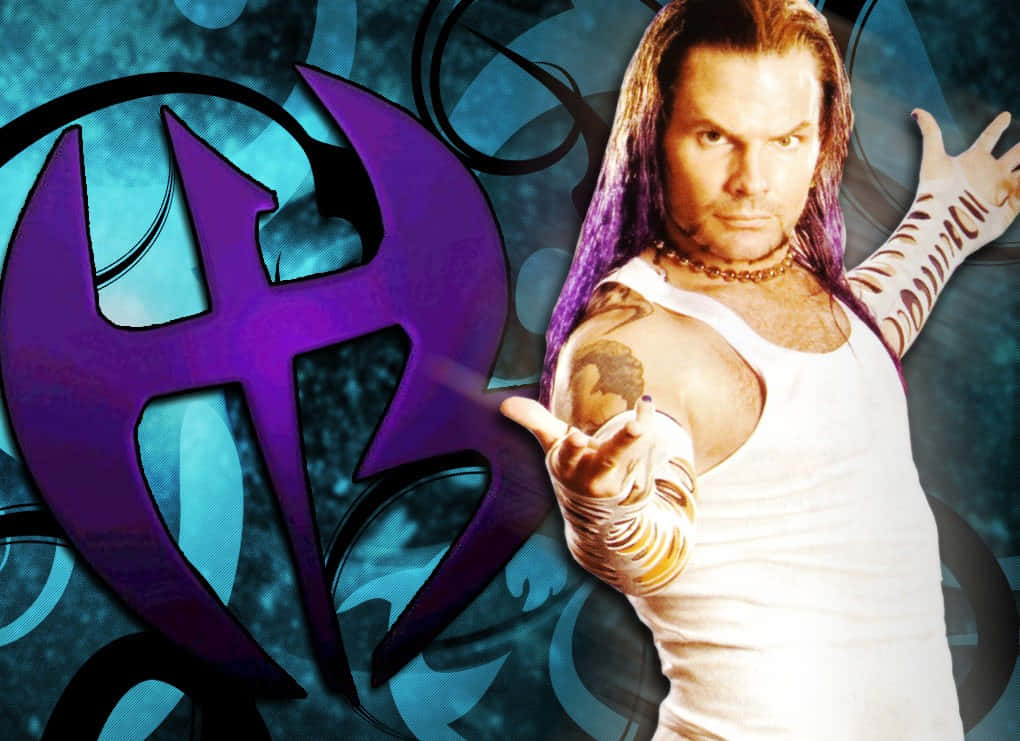 sport 桌布 壁紙 — WWE摔角手Chris Jericho以紫色頭髮和刺青，在旋轉的藍色和紫色圖形背景前自信地擺姿勢。