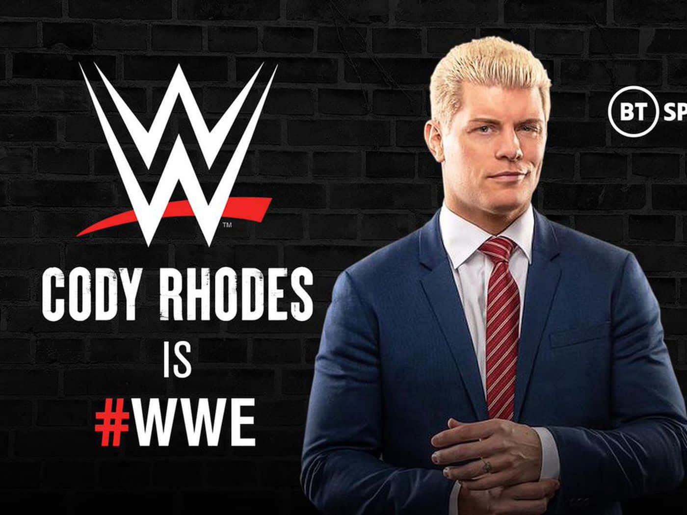 WWE 桌布 壁紙 — WWE摔角手Cody Rhodes身穿俐落藍色西裝和紅色領帶，自信地站在帶有WWE品牌標誌的黑色磚牆前。