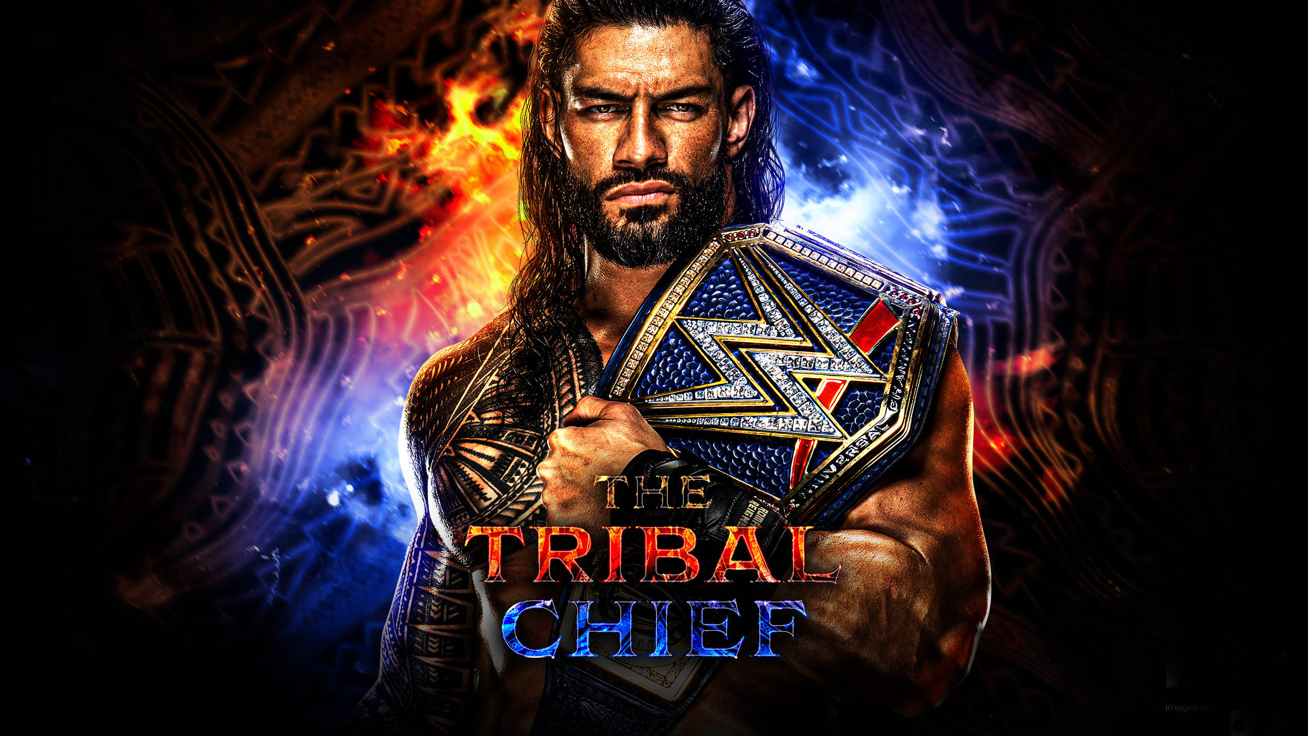 Roman 桌布 壁紙 — WWE摔角手Roman Reigns在帶有部落圖案的熾熱藍橙色宇宙背景下手持冠軍腰帶。
