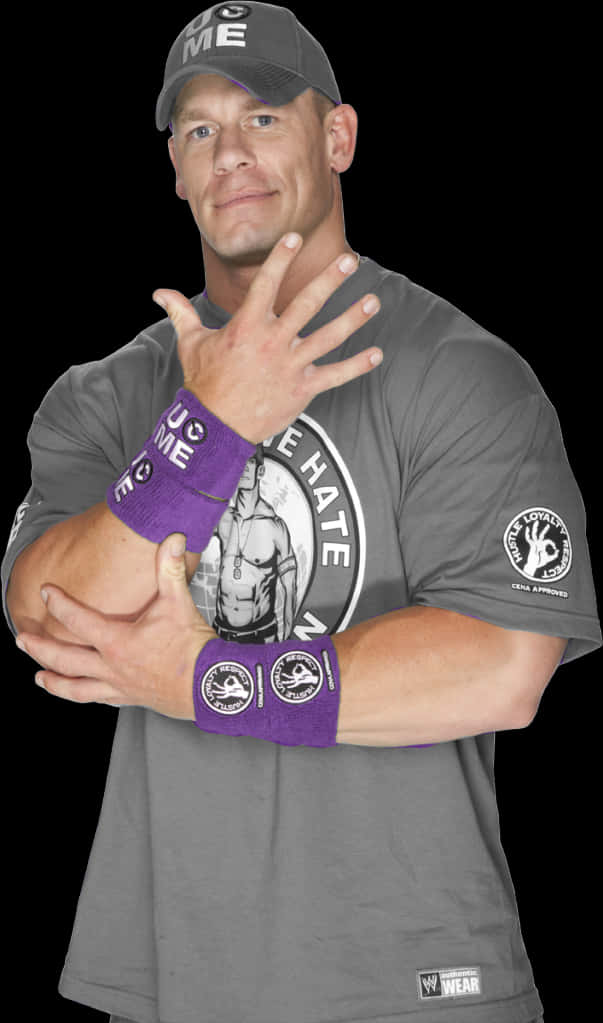 WWE 桌布 壁紙 — WWE摔角手約翰·希南在黑色背景前自信地擺姿勢，身穿灰色「We Hate Me」T恤和紫色腕帶。