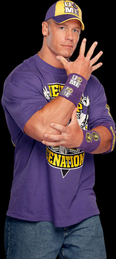 WWE 桌布 壁紙 — WWE摔角手約翰·希南在黑色背景前自信地穿著紫色「U & ME」裝備擺姿勢。