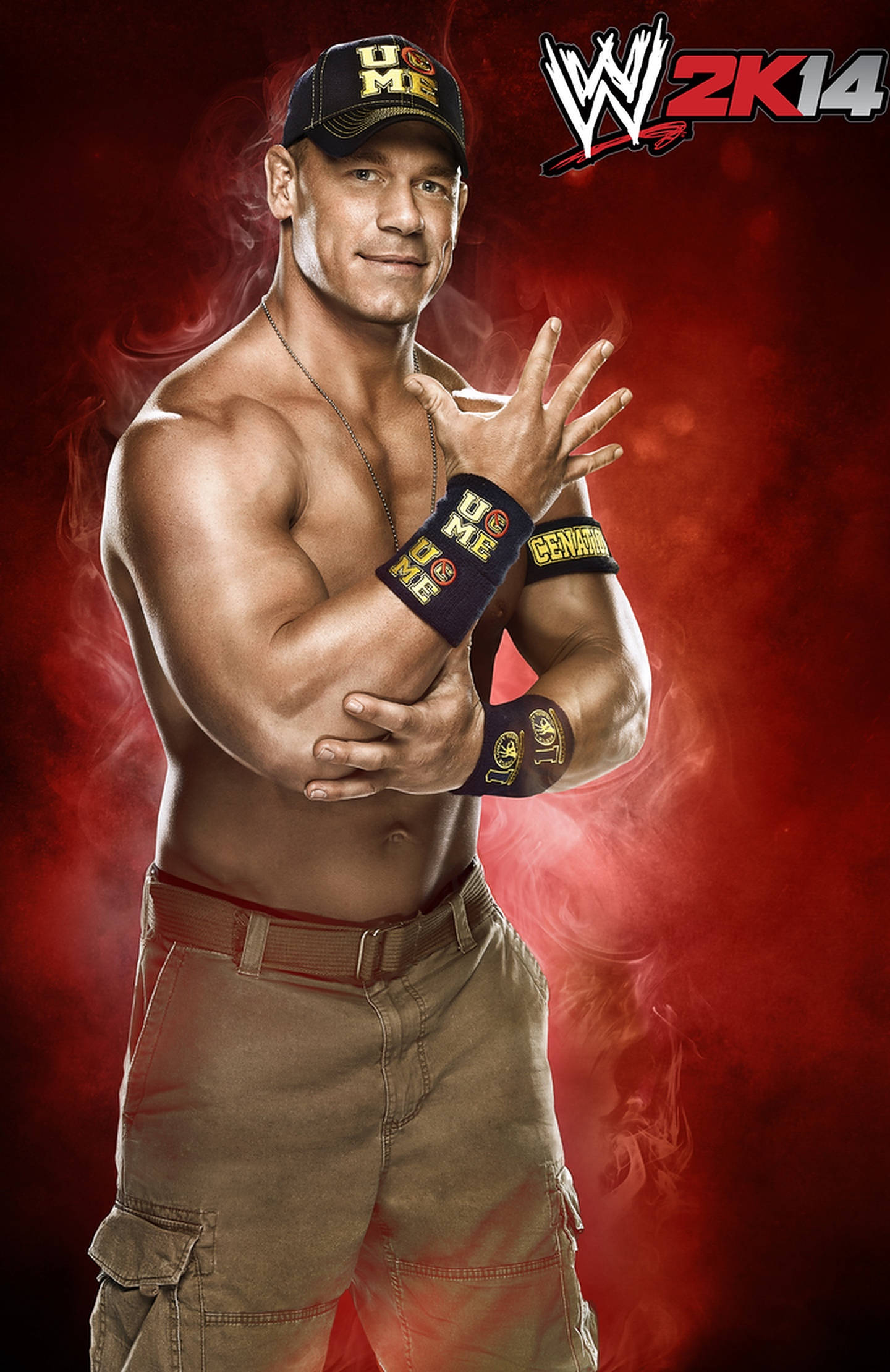 WWE 桌布 壁紙 — WWE摔角手約翰·希南戴著帽子和護腕，在煙霧瀰漫的紅色背景前自信擺姿勢，帶有WWE 2K14標誌。