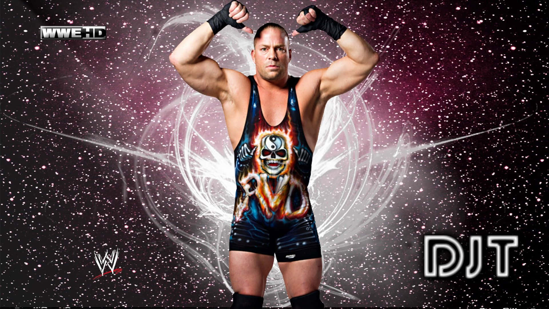 WWE 桌布 壁紙 — WWE摔角手身穿印有骷髏頭和火焰的緊身衣，在宇宙星空背景下強力展示肌肉。