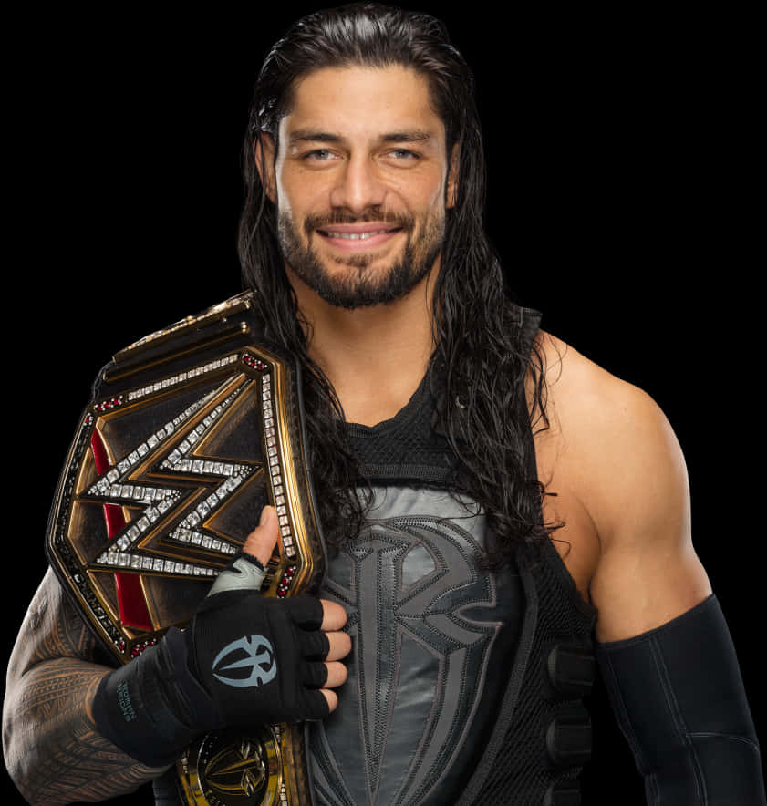 Roman Reigns 桌布 壁紙 — WWE超級巨星Roman Reigns在黑色背景前自信地微笑，手持冠軍腰帶。